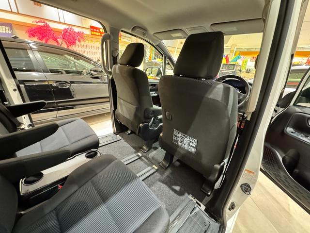 ノア Ｘ　４ＷＤ　純正ナビ　フルセグＴＶ　バックカメラ　スマーキー　プッシュスタート　両側パワースライドドア　ＬＥＤオートライト　Ｂｌｕｅｔｏｏｔｈ　ＥＴＣ　３列シート７人乗り　アイドリングストップ（43枚目）