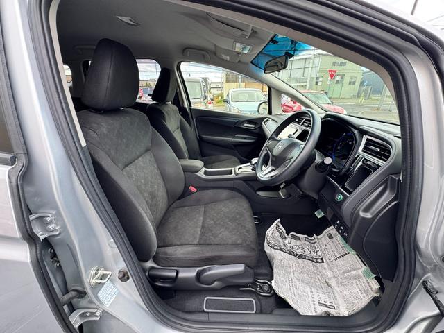 シャトル ハイブリッド　４ＷＤ　コンフォートビューパッケージ　スマートキー　プッシュスタート　ナビ　ＣＤ　ＳＤ　ミラーヒーター　フロント熱線　ライトレベライザー　ウインカーミラー　ドアバイザー（11枚目）