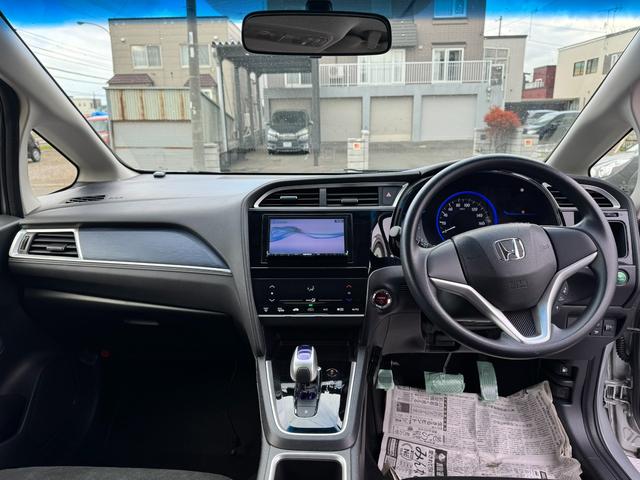 シャトル ハイブリッド　４ＷＤ　コンフォートビューパッケージ　スマートキー　プッシュスタート　ナビ　ＣＤ　ＳＤ　ミラーヒーター　フロント熱線　ライトレベライザー　ウインカーミラー　ドアバイザー（13枚目）