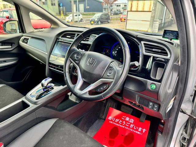 シャトル ハイブリッドＸ　４ＷＤ　シティブレーキアクティブシステム　クルコン　純正ナビ　フルセグＴＶ　Ｂｌｕｅｔｏｏｔｈ　バックカメラ　ステアリモコン　ＬＥＤオートライト　パドルシフト　ミラーヒーター　ハーフレザーシート（10枚目）