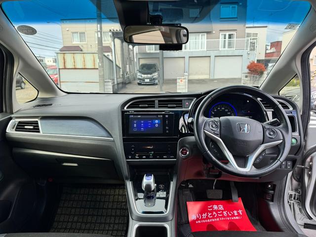 シャトル ハイブリッドＸ　４ＷＤ　シティブレーキアクティブシステム　クルコン　純正ナビ　フルセグＴＶ　Ｂｌｕｅｔｏｏｔｈ　バックカメラ　ステアリモコン　ＬＥＤオートライト　パドルシフト　ミラーヒーター　ハーフレザーシート（13枚目）