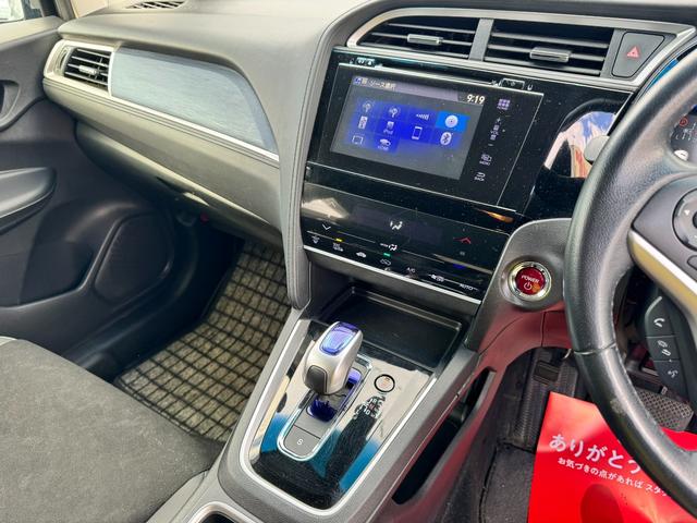 シャトル ハイブリッドＸ　４ＷＤ　シティブレーキアクティブシステム　クルコン　純正ナビ　フルセグＴＶ　Ｂｌｕｅｔｏｏｔｈ　バックカメラ　ステアリモコン　ＬＥＤオートライト　パドルシフト　ミラーヒーター　ハーフレザーシート（14枚目）