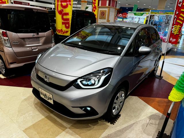 フィット ｅ：ＨＥＶベーシック　４ＷＤ　ホンダセンシング　ＬＥＤオートライト　フロントフォグ　社外ナビ　ＤＶＤ　Ｂｌｕｅｔｏｏｔｈ　バックカメラ　オートエアコン　ミラーヒーター　熱線入フロントガラス　ＥＣＯＮ　横滑り防止（2枚目）