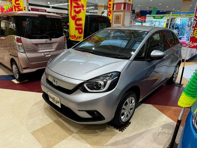 フィット ｅ：ＨＥＶベーシック　４ＷＤ　ホンダセンシング　ＬＥＤオートライト　フロントフォグ　社外ナビ　ＤＶＤ　Ｂｌｕｅｔｏｏｔｈ　バックカメラ　オートエアコン　ミラーヒーター　熱線入フロントガラス　ＥＣＯＮ　横滑り防止（5枚目）