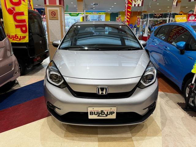 フィット ｅ：ＨＥＶベーシック　４ＷＤ　ホンダセンシング　ＬＥＤオートライト　フロントフォグ　社外ナビ　ＤＶＤ　Ｂｌｕｅｔｏｏｔｈ　バックカメラ　オートエアコン　ミラーヒーター　熱線入フロントガラス　ＥＣＯＮ　横滑り防止（6枚目）