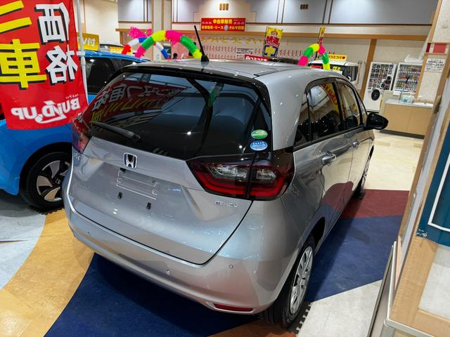 フィット ｅ：ＨＥＶベーシック　４ＷＤ　ホンダセンシング　ＬＥＤオートライト　フロントフォグ　社外ナビ　ＤＶＤ　Ｂｌｕｅｔｏｏｔｈ　バックカメラ　オートエアコン　ミラーヒーター　熱線入フロントガラス　ＥＣＯＮ　横滑り防止（8枚目）