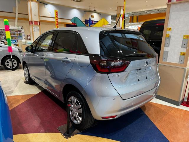 フィット ｅ：ＨＥＶベーシック　４ＷＤ　ホンダセンシング　ＬＥＤオートライト　フロントフォグ　社外ナビ　ＤＶＤ　Ｂｌｕｅｔｏｏｔｈ　バックカメラ　オートエアコン　ミラーヒーター　熱線入フロントガラス　ＥＣＯＮ　横滑り防止（10枚目）