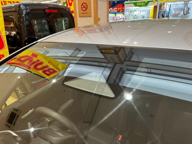 フィット ｅ：ＨＥＶベーシック　４ＷＤ　ホンダセンシング　ＬＥＤオートライト　フロントフォグ　社外ナビ　ＤＶＤ　Ｂｌｕｅｔｏｏｔｈ　バックカメラ　オートエアコン　ミラーヒーター　熱線入フロントガラス　ＥＣＯＮ　横滑り防止（12枚目）