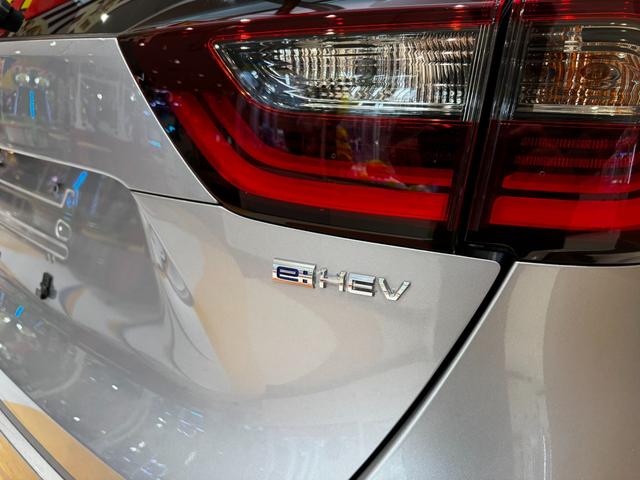 フィット ｅ：ＨＥＶベーシック　４ＷＤ　ホンダセンシング　ＬＥＤオートライト　フロントフォグ　社外ナビ　ＤＶＤ　Ｂｌｕｅｔｏｏｔｈ　バックカメラ　オートエアコン　ミラーヒーター　熱線入フロントガラス　ＥＣＯＮ　横滑り防止（15枚目）