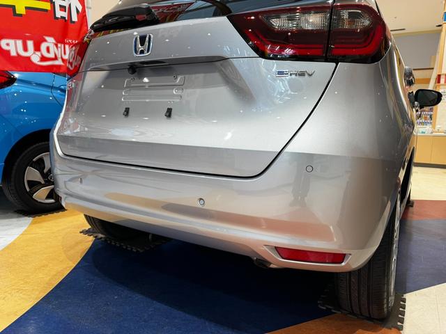 フィット ｅ：ＨＥＶベーシック　４ＷＤ　ホンダセンシング　ＬＥＤオートライト　フロントフォグ　社外ナビ　ＤＶＤ　Ｂｌｕｅｔｏｏｔｈ　バックカメラ　オートエアコン　ミラーヒーター　熱線入フロントガラス　ＥＣＯＮ　横滑り防止（16枚目）