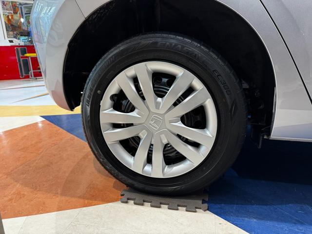 フィット ｅ：ＨＥＶベーシック　４ＷＤ　ホンダセンシング　ＬＥＤオートライト　フロントフォグ　社外ナビ　ＤＶＤ　Ｂｌｕｅｔｏｏｔｈ　バックカメラ　オートエアコン　ミラーヒーター　熱線入フロントガラス　ＥＣＯＮ　横滑り防止（17枚目）