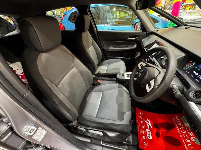 フィット ｅ：ＨＥＶベーシック　４ＷＤ　ホンダセンシング　ＬＥＤオートライト　フロントフォグ　社外ナビ　ＤＶＤ　Ｂｌｕｅｔｏｏｔｈ　バックカメラ　オートエアコン　ミラーヒーター　熱線入フロントガラス　ＥＣＯＮ　横滑り防止（20枚目）