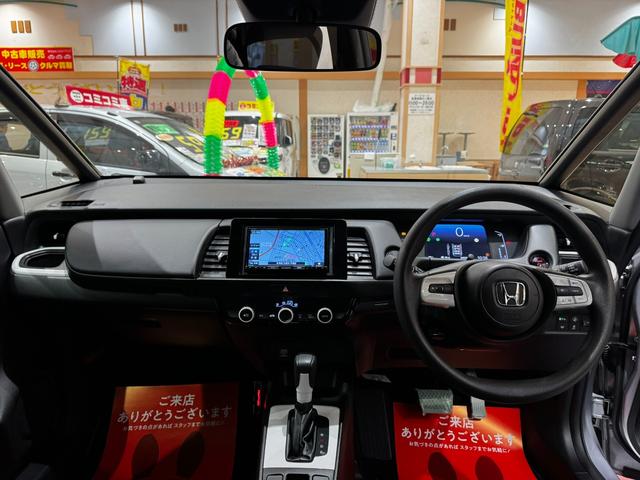 フィット ｅ：ＨＥＶベーシック　４ＷＤ　ホンダセンシング　ＬＥＤオートライト　フロントフォグ　社外ナビ　ＤＶＤ　Ｂｌｕｅｔｏｏｔｈ　バックカメラ　オートエアコン　ミラーヒーター　熱線入フロントガラス　ＥＣＯＮ　横滑り防止（21枚目）