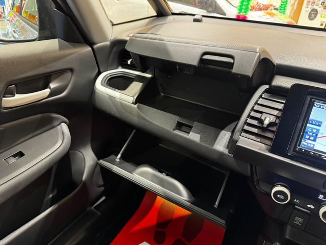 フィット ｅ：ＨＥＶベーシック　４ＷＤ　ホンダセンシング　ＬＥＤオートライト　フロントフォグ　社外ナビ　ＤＶＤ　Ｂｌｕｅｔｏｏｔｈ　バックカメラ　オートエアコン　ミラーヒーター　熱線入フロントガラス　ＥＣＯＮ　横滑り防止（24枚目）