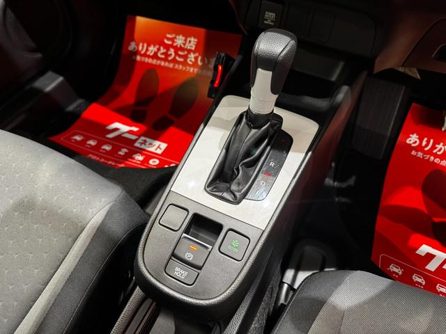 フィット ｅ：ＨＥＶベーシック　４ＷＤ　ホンダセンシング　ＬＥＤオートライト　フロントフォグ　社外ナビ　ＤＶＤ　Ｂｌｕｅｔｏｏｔｈ　バックカメラ　オートエアコン　ミラーヒーター　熱線入フロントガラス　ＥＣＯＮ　横滑り防止（31枚目）