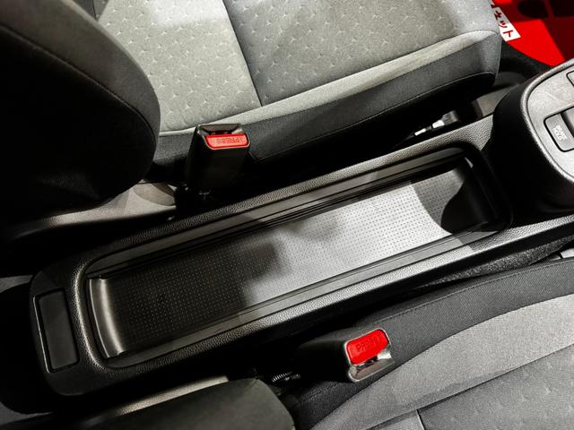 フィット ｅ：ＨＥＶベーシック　４ＷＤ　ホンダセンシング　ＬＥＤオートライト　フロントフォグ　社外ナビ　ＤＶＤ　Ｂｌｕｅｔｏｏｔｈ　バックカメラ　オートエアコン　ミラーヒーター　熱線入フロントガラス　ＥＣＯＮ　横滑り防止（32枚目）