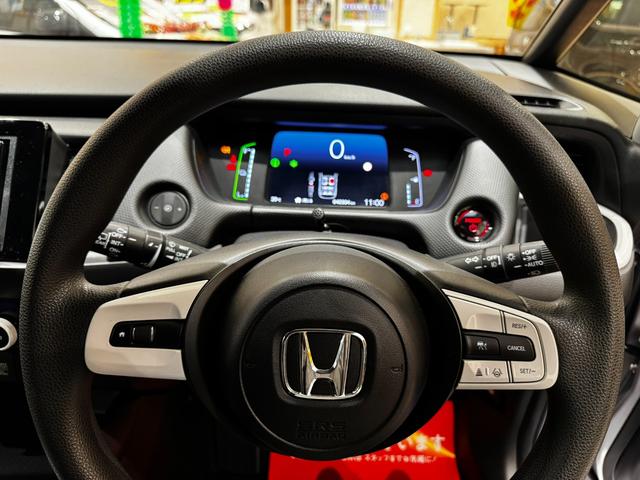 フィット ｅ：ＨＥＶベーシック　４ＷＤ　ホンダセンシング　ＬＥＤオートライト　フロントフォグ　社外ナビ　ＤＶＤ　Ｂｌｕｅｔｏｏｔｈ　バックカメラ　オートエアコン　ミラーヒーター　熱線入フロントガラス　ＥＣＯＮ　横滑り防止（34枚目）