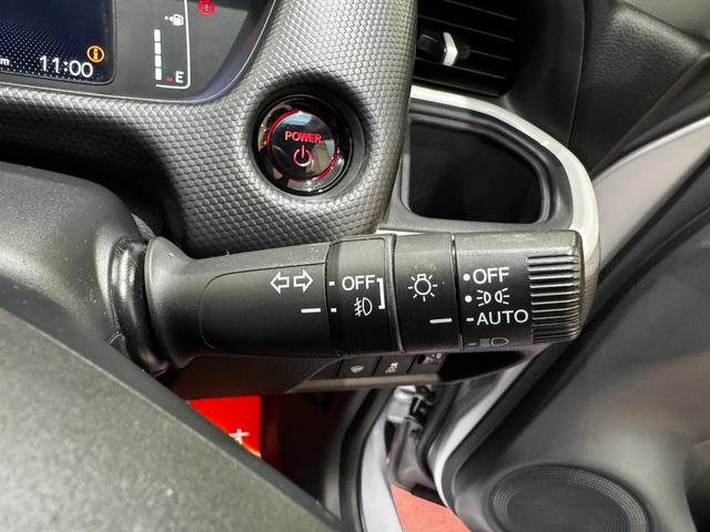 フィット ｅ：ＨＥＶベーシック　４ＷＤ　ホンダセンシング　ＬＥＤオートライト　フロントフォグ　社外ナビ　ＤＶＤ　Ｂｌｕｅｔｏｏｔｈ　バックカメラ　オートエアコン　ミラーヒーター　熱線入フロントガラス　ＥＣＯＮ　横滑り防止（35枚目）