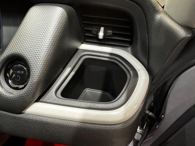 フィット ｅ：ＨＥＶベーシック　４ＷＤ　ホンダセンシング　ＬＥＤオートライト　フロントフォグ　社外ナビ　ＤＶＤ　Ｂｌｕｅｔｏｏｔｈ　バックカメラ　オートエアコン　ミラーヒーター　熱線入フロントガラス　ＥＣＯＮ　横滑り防止（39枚目）