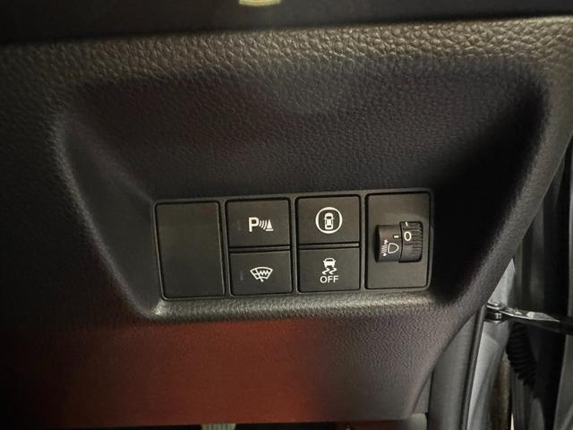 フィット ｅ：ＨＥＶベーシック　４ＷＤ　ホンダセンシング　ＬＥＤオートライト　フロントフォグ　社外ナビ　ＤＶＤ　Ｂｌｕｅｔｏｏｔｈ　バックカメラ　オートエアコン　ミラーヒーター　熱線入フロントガラス　ＥＣＯＮ　横滑り防止（40枚目）