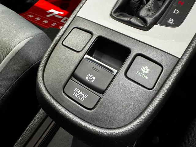 フィット ｅ：ＨＥＶベーシック　４ＷＤ　ホンダセンシング　ＬＥＤオートライト　フロントフォグ　社外ナビ　ＤＶＤ　Ｂｌｕｅｔｏｏｔｈ　バックカメラ　オートエアコン　ミラーヒーター　熱線入フロントガラス　ＥＣＯＮ　横滑り防止（41枚目）
