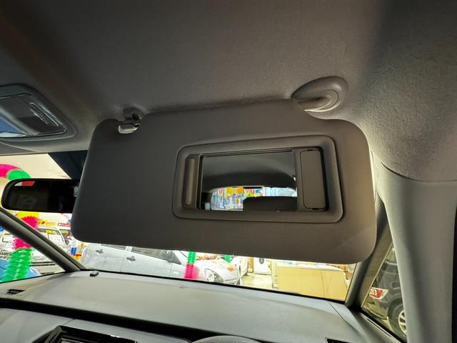 フィット ｅ：ＨＥＶベーシック　４ＷＤ　ホンダセンシング　ＬＥＤオートライト　フロントフォグ　社外ナビ　ＤＶＤ　Ｂｌｕｅｔｏｏｔｈ　バックカメラ　オートエアコン　ミラーヒーター　熱線入フロントガラス　ＥＣＯＮ　横滑り防止（42枚目）