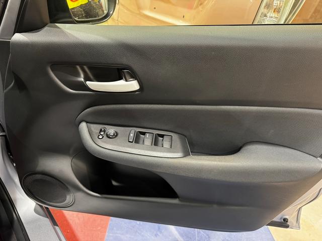 フィット ｅ：ＨＥＶベーシック　４ＷＤ　ホンダセンシング　ＬＥＤオートライト　フロントフォグ　社外ナビ　ＤＶＤ　Ｂｌｕｅｔｏｏｔｈ　バックカメラ　オートエアコン　ミラーヒーター　熱線入フロントガラス　ＥＣＯＮ　横滑り防止（43枚目）