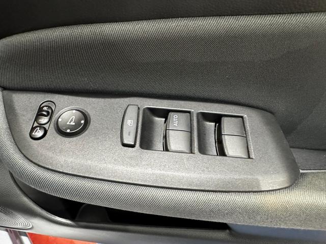フィット ｅ：ＨＥＶベーシック　４ＷＤ　ホンダセンシング　ＬＥＤオートライト　フロントフォグ　社外ナビ　ＤＶＤ　Ｂｌｕｅｔｏｏｔｈ　バックカメラ　オートエアコン　ミラーヒーター　熱線入フロントガラス　ＥＣＯＮ　横滑り防止（44枚目）