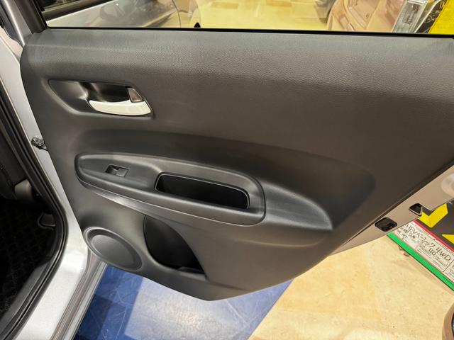 フィット ｅ：ＨＥＶベーシック　４ＷＤ　ホンダセンシング　ＬＥＤオートライト　フロントフォグ　社外ナビ　ＤＶＤ　Ｂｌｕｅｔｏｏｔｈ　バックカメラ　オートエアコン　ミラーヒーター　熱線入フロントガラス　ＥＣＯＮ　横滑り防止（48枚目）