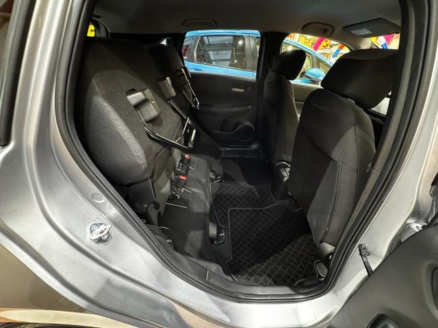 フィット ｅ：ＨＥＶベーシック　４ＷＤ　ホンダセンシング　ＬＥＤオートライト　フロントフォグ　社外ナビ　ＤＶＤ　Ｂｌｕｅｔｏｏｔｈ　バックカメラ　オートエアコン　ミラーヒーター　熱線入フロントガラス　ＥＣＯＮ　横滑り防止（49枚目）