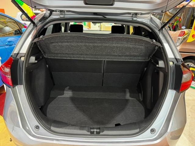 フィット ｅ：ＨＥＶベーシック　４ＷＤ　ホンダセンシング　ＬＥＤオートライト　フロントフォグ　社外ナビ　ＤＶＤ　Ｂｌｕｅｔｏｏｔｈ　バックカメラ　オートエアコン　ミラーヒーター　熱線入フロントガラス　ＥＣＯＮ　横滑り防止（50枚目）