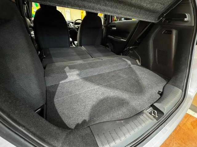 フィット ｅ：ＨＥＶベーシック　４ＷＤ　ホンダセンシング　ＬＥＤオートライト　フロントフォグ　社外ナビ　ＤＶＤ　Ｂｌｕｅｔｏｏｔｈ　バックカメラ　オートエアコン　ミラーヒーター　熱線入フロントガラス　ＥＣＯＮ　横滑り防止（52枚目）