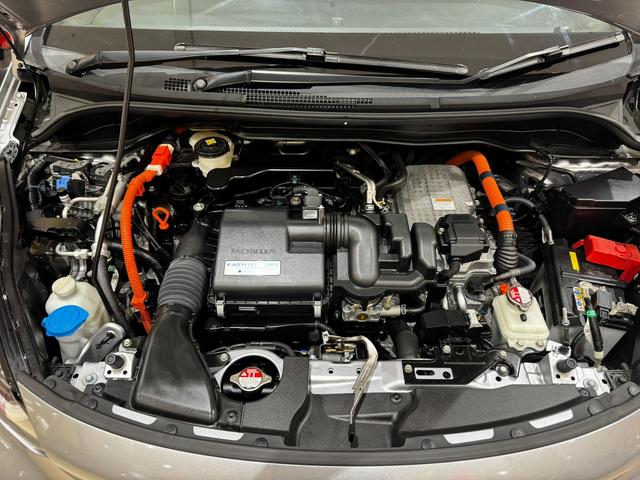 フィット ｅ：ＨＥＶベーシック　４ＷＤ　ホンダセンシング　ＬＥＤオートライト　フロントフォグ　社外ナビ　ＤＶＤ　Ｂｌｕｅｔｏｏｔｈ　バックカメラ　オートエアコン　ミラーヒーター　熱線入フロントガラス　ＥＣＯＮ　横滑り防止（54枚目）