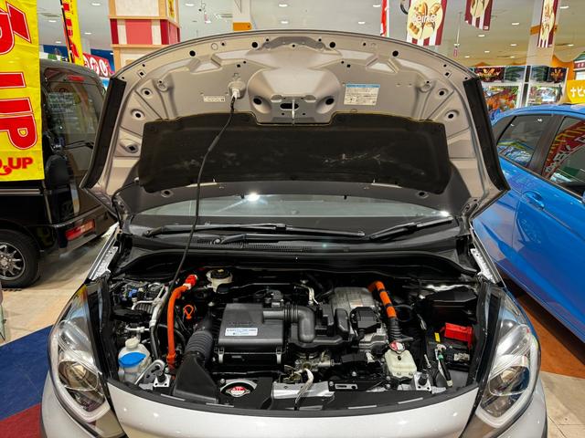 フィット ｅ：ＨＥＶベーシック　４ＷＤ　ホンダセンシング　ＬＥＤオートライト　フロントフォグ　社外ナビ　ＤＶＤ　Ｂｌｕｅｔｏｏｔｈ　バックカメラ　オートエアコン　ミラーヒーター　熱線入フロントガラス　ＥＣＯＮ　横滑り防止（55枚目）