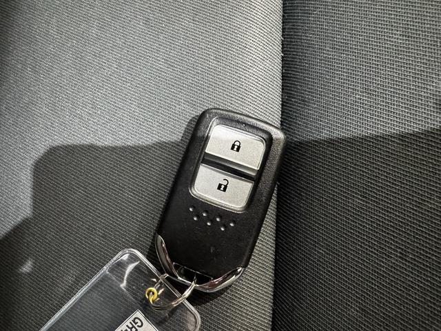 フィット ｅ：ＨＥＶベーシック　４ＷＤ　ホンダセンシング　ＬＥＤオートライト　フロントフォグ　社外ナビ　ＤＶＤ　Ｂｌｕｅｔｏｏｔｈ　バックカメラ　オートエアコン　ミラーヒーター　熱線入フロントガラス　ＥＣＯＮ　横滑り防止（57枚目）