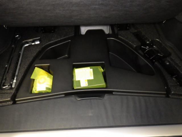 プリウス ＳセーフティプラスＩＩ　４ＷＤ　フルセグ　メモリーナビ　ＤＶＤ再生　バックカメラ　衝突被害軽減システム　ＥＴＣ　ドラレコ　ＬＥＤヘッドランプ　フルエアロ（29枚目）