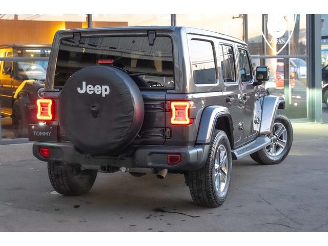 ジープ・ラングラーアンリミテッド サハラ　４ＷＤ　純正ナビ　Ｂカメラ　Ｆカメラ　ＥＴＣ２．０　ドラレコ　フルセグＴＶ　純正アルパインサブウーハー　本革シート　ミラーヒーター　ＢＳＭ　クルコン　携帯ホルダー　純正１８インチＡＷ（2枚目）