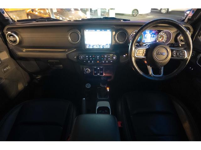 ジープ・ラングラーアンリミテッド サハラ　４ＷＤ　純正ナビ　Ｂカメラ　Ｆカメラ　ＥＴＣ２．０　ドラレコ　フルセグＴＶ　純正アルパインサブウーハー　本革シート　ミラーヒーター　ＢＳＭ　クルコン　携帯ホルダー　純正１８インチＡＷ（3枚目）