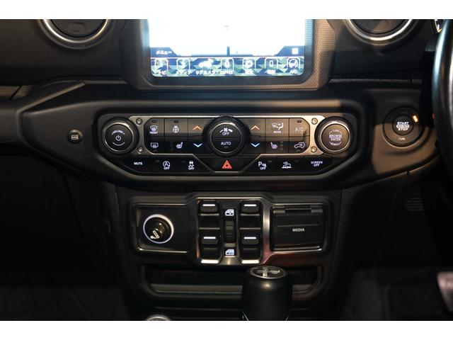 ジープ・ラングラーアンリミテッド サハラ　４ＷＤ　純正ナビ　Ｂカメラ　Ｆカメラ　ＥＴＣ２．０　ドラレコ　フルセグＴＶ　純正アルパインサブウーハー　本革シート　ミラーヒーター　ＢＳＭ　クルコン　携帯ホルダー　純正１８インチＡＷ（4枚目）