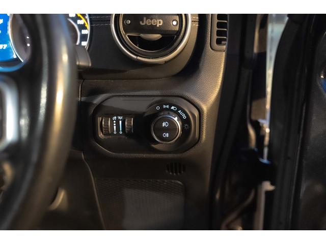 ジープ・ラングラーアンリミテッド サハラ　４ＷＤ　純正ナビ　Ｂカメラ　Ｆカメラ　ＥＴＣ２．０　ドラレコ　フルセグＴＶ　純正アルパインサブウーハー　本革シート　ミラーヒーター　ＢＳＭ　クルコン　携帯ホルダー　純正１８インチＡＷ（5枚目）