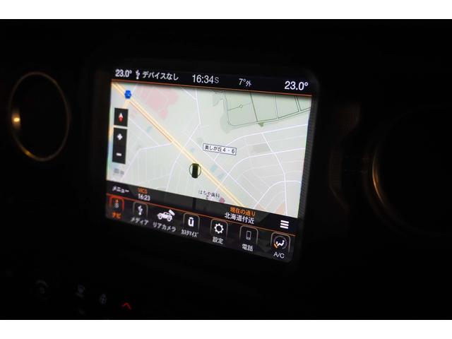 ジープ・ラングラーアンリミテッド サハラ　４ＷＤ　純正ナビ　Ｂカメラ　Ｆカメラ　ＥＴＣ２．０　ドラレコ　フルセグＴＶ　純正アルパインサブウーハー　本革シート　ミラーヒーター　ＢＳＭ　クルコン　携帯ホルダー　純正１８インチＡＷ（6枚目）