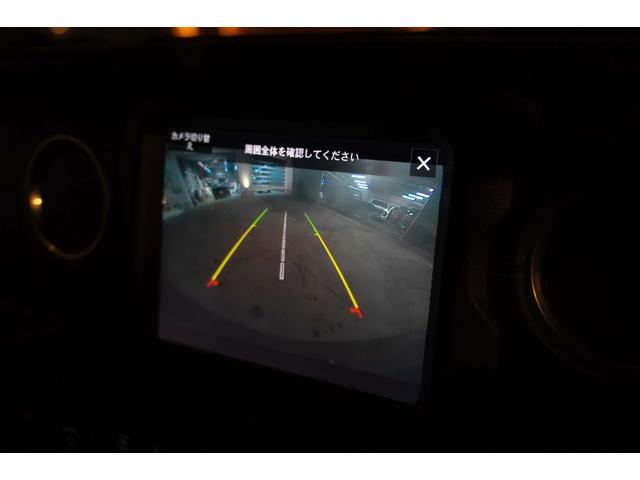 ジープ・ラングラーアンリミテッド サハラ　４ＷＤ　純正ナビ　Ｂカメラ　Ｆカメラ　ＥＴＣ２．０　ドラレコ　フルセグＴＶ　純正アルパインサブウーハー　本革シート　ミラーヒーター　ＢＳＭ　クルコン　携帯ホルダー　純正１８インチＡＷ（7枚目）