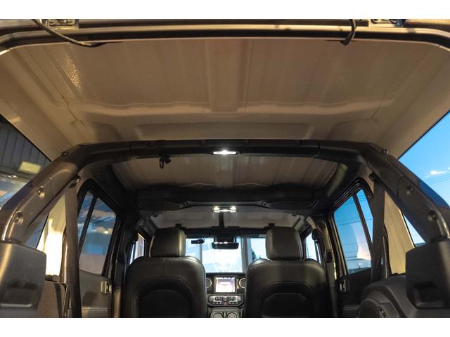 ジープ・ラングラーアンリミテッド サハラ　４ＷＤ　純正ナビ　Ｂカメラ　Ｆカメラ　ＥＴＣ２．０　ドラレコ　フルセグＴＶ　純正アルパインサブウーハー　本革シート　ミラーヒーター　ＢＳＭ　クルコン　携帯ホルダー　純正１８インチＡＷ（9枚目）