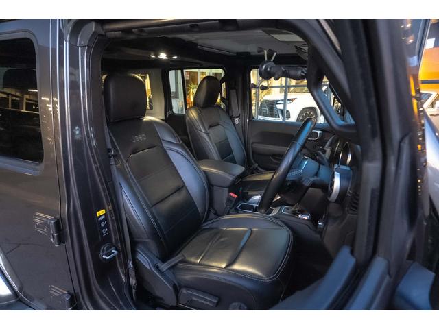 ジープ・ラングラーアンリミテッド サハラ　４ＷＤ　純正ナビ　Ｂカメラ　Ｆカメラ　ＥＴＣ２．０　ドラレコ　フルセグＴＶ　純正アルパインサブウーハー　本革シート　ミラーヒーター　ＢＳＭ　クルコン　携帯ホルダー　純正１８インチＡＷ（11枚目）