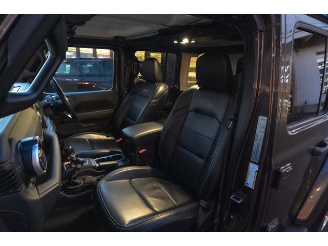 ジープ・ラングラーアンリミテッド サハラ　４ＷＤ　純正ナビ　Ｂカメラ　Ｆカメラ　ＥＴＣ２．０　ドラレコ　フルセグＴＶ　純正アルパインサブウーハー　本革シート　ミラーヒーター　ＢＳＭ　クルコン　携帯ホルダー　純正１８インチＡＷ（12枚目）