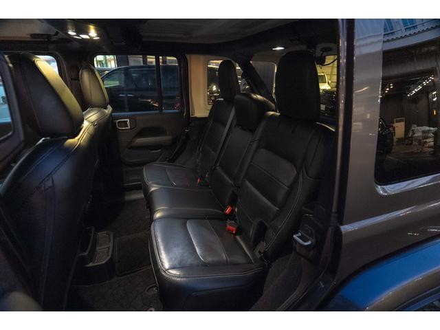 ジープ・ラングラーアンリミテッド サハラ　４ＷＤ　純正ナビ　Ｂカメラ　Ｆカメラ　ＥＴＣ２．０　ドラレコ　フルセグＴＶ　純正アルパインサブウーハー　本革シート　ミラーヒーター　ＢＳＭ　クルコン　携帯ホルダー　純正１８インチＡＷ（13枚目）