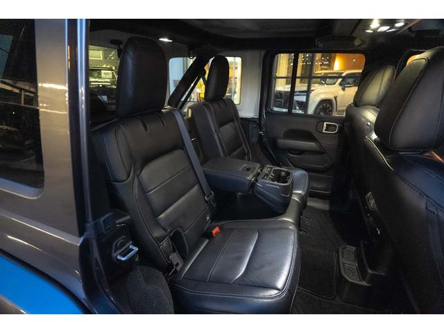 ジープ・ラングラーアンリミテッド サハラ　４ＷＤ　純正ナビ　Ｂカメラ　Ｆカメラ　ＥＴＣ２．０　ドラレコ　フルセグＴＶ　純正アルパインサブウーハー　本革シート　ミラーヒーター　ＢＳＭ　クルコン　携帯ホルダー　純正１８インチＡＷ（14枚目）