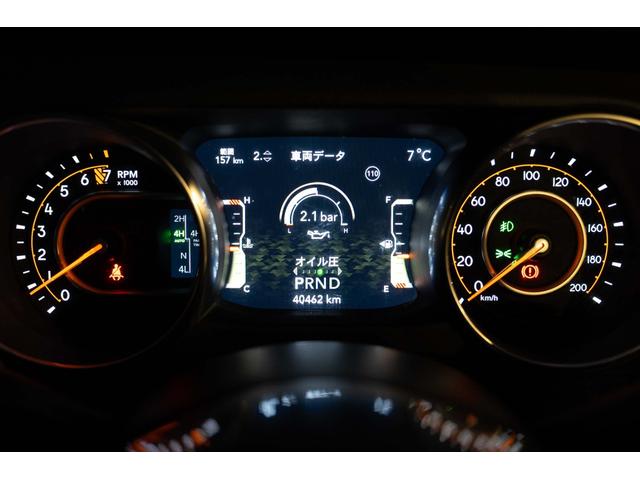 ジープ・ラングラーアンリミテッド サハラ　４ＷＤ　純正ナビ　Ｂカメラ　Ｆカメラ　ＥＴＣ２．０　ドラレコ　フルセグＴＶ　純正アルパインサブウーハー　本革シート　ミラーヒーター　ＢＳＭ　クルコン　携帯ホルダー　純正１８インチＡＷ（15枚目）