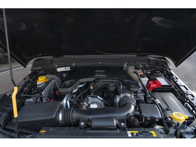 ジープ・ラングラーアンリミテッド サハラ　４ＷＤ　純正ナビ　Ｂカメラ　Ｆカメラ　ＥＴＣ２．０　ドラレコ　フルセグＴＶ　純正アルパインサブウーハー　本革シート　ミラーヒーター　ＢＳＭ　クルコン　携帯ホルダー　純正１８インチＡＷ（16枚目）