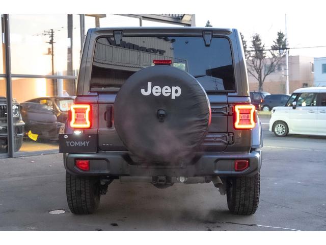 ジープ・ラングラーアンリミテッド サハラ　４ＷＤ　純正ナビ　Ｂカメラ　Ｆカメラ　ＥＴＣ２．０　ドラレコ　フルセグＴＶ　純正アルパインサブウーハー　本革シート　ミラーヒーター　ＢＳＭ　クルコン　携帯ホルダー　純正１８インチＡＷ（18枚目）